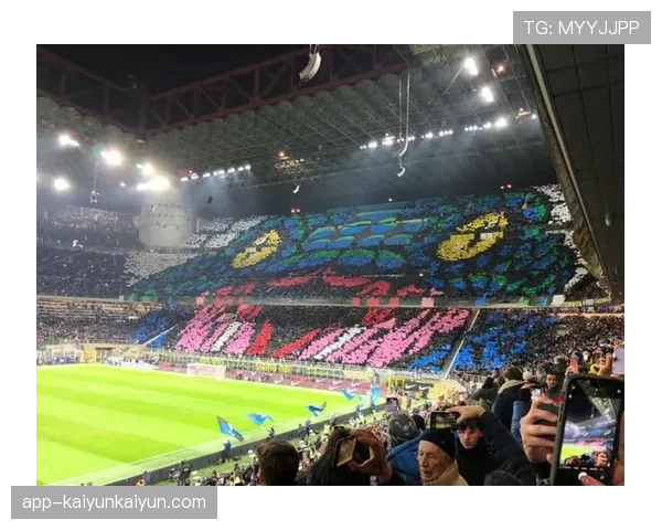 特写:诺坎普看台巨型TIFO致敬即将离队的巴萨队长弗朗基·德容